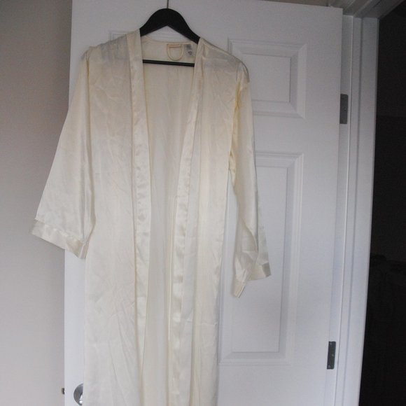 Silk&Satin White/Off White Robe - Picture 1 of 3